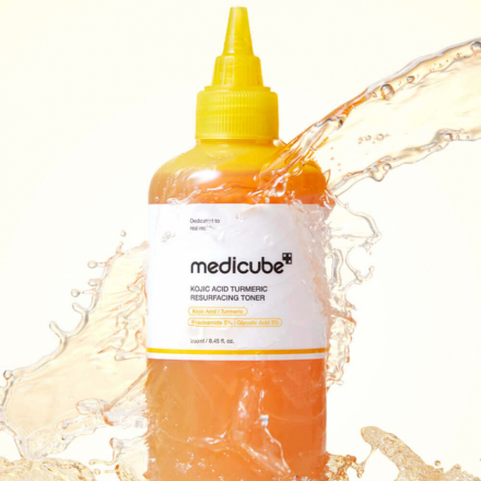 Тонер для лица отшелушивающий с кислотами Medicube Kojic Acid Turmeric Resurfacing Toner