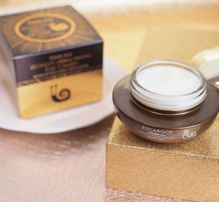 Крем для глаз антивозрастной с муцином королевской улитки FarmStay Escargot Noblesse Intensive Eye Cream